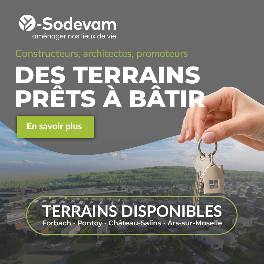 Bannière carrée : « Des terrains prêts à bâtir », une main tenant un porte-clés maison au-dessus d’un lotissement, et la liste des communes disponibles.
