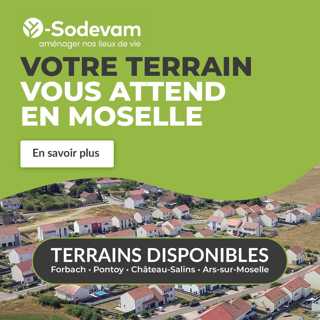 Bannière carrée verte : « Votre terrain vous attend en Moselle », une vue aérienne de lotissement et la liste des communes disponibles.